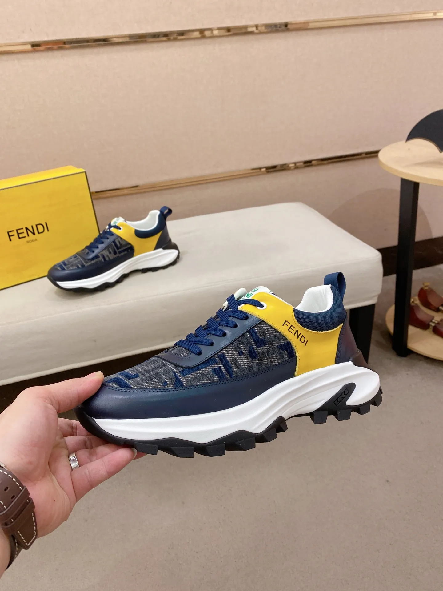 Men's shoes 💰 462💰 (fendi) New style 👊🏻 upper 🇮🇹 imported cowhide fabric 🇩🇪 lining imported sheepskin lining. The original outsole is molded to highlight the identity of every man, and the upper foot is elegant and stable🚶🏻🚶🏻The high-end custom counters reproduce the original version📯No matter the wind or rain, the shoe last remains unchanged and can withstand the verification of time🔍️,🔵 Size: 38-44